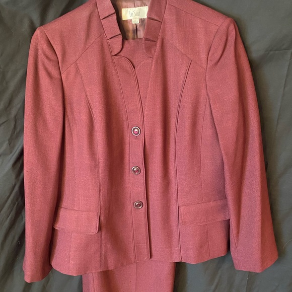Beautiful burgundy/wine pants suit with a vintage flair by Le Suit - Picture 4 of 6